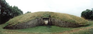 http://www.stone-circles.org.uk/stone/ belasknap.htm  A superb and stunning example of a 'Severn-Cotswold' chambered long barrow, the partially restored Belas Knap is reached after a long 800 metre climb.